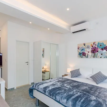 L&m - With Terrace Vlahini