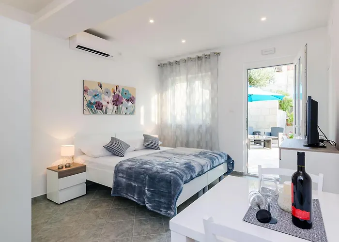 L&m - With Terrace Vlahini شقة